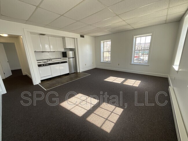 Building Photo - 5 Center Square