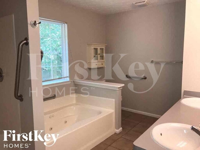 Building Photo - 5036 Balus Dr