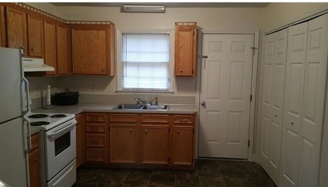 Building Photo - Available Now! Desirable 2 bed 2 bath dupl...