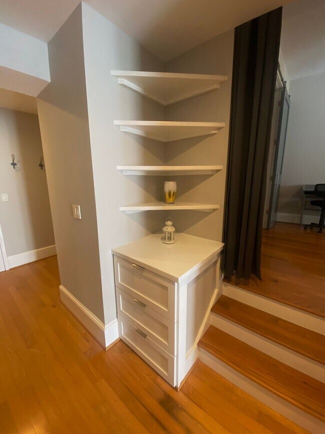 Building Photo - Open And Updated One Bedroom Apartment At ...