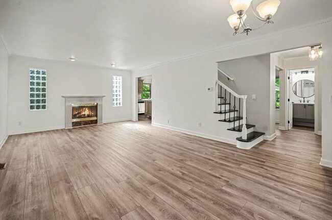 Building Photo - 615 Davis Ave