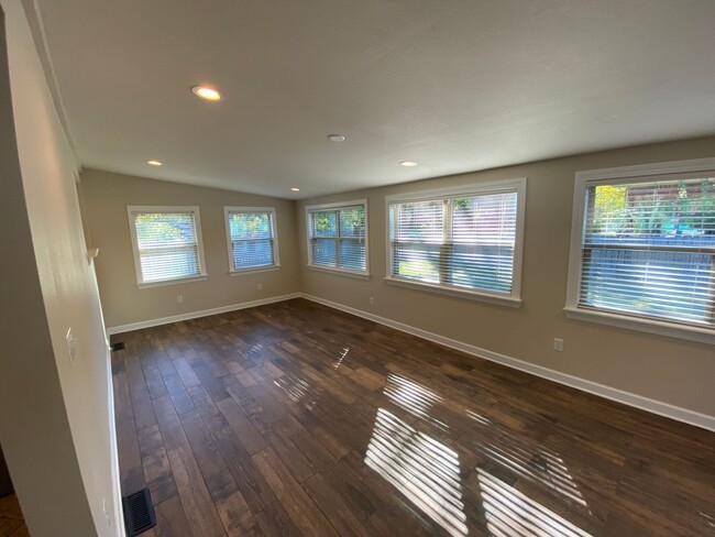 Building Photo - Charming Updated Mid-Century in Fayettevil...