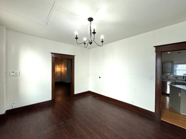 Building Photo - 619 Orange St