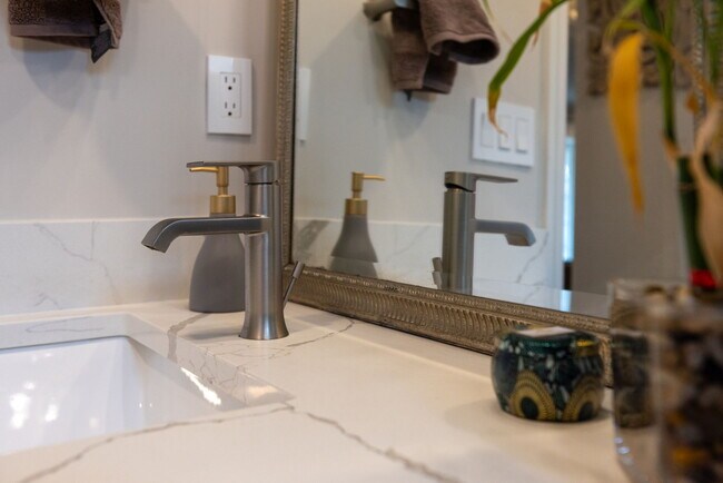 Building Photo - 6661 Woodson Dr