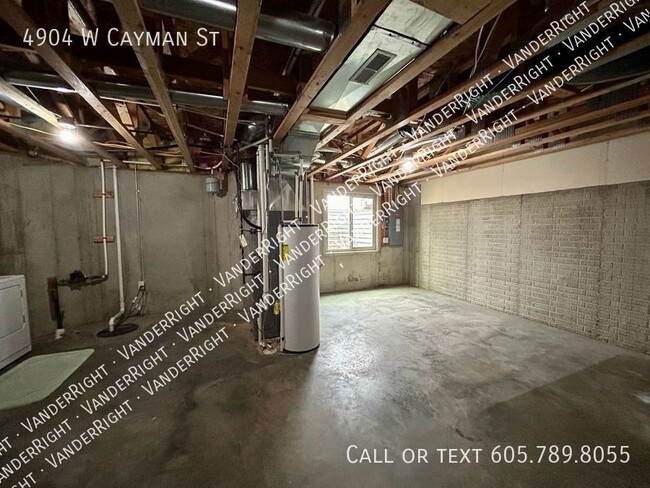 Building Photo - 4904 W Cayman St