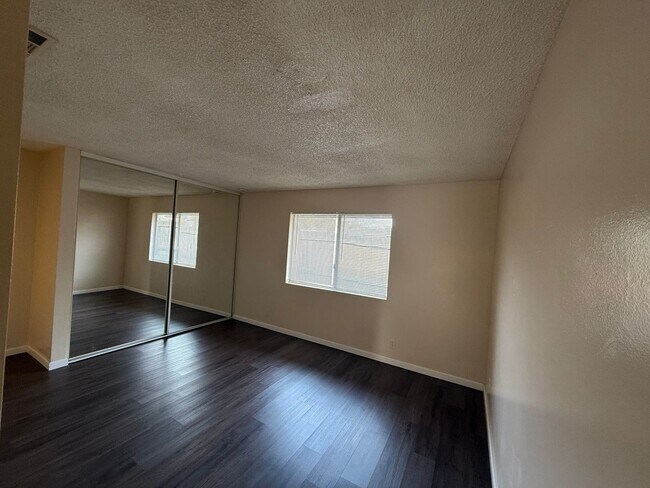 Building Photo - Beautiful Condo!