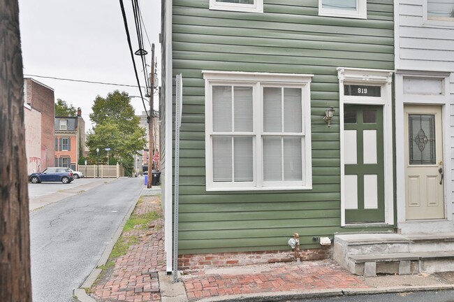 Building Photo - Beautifully Renovated 3 Bedroom with Parking