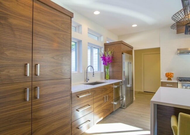 Building Photo - 6 Sugar Creek Dr