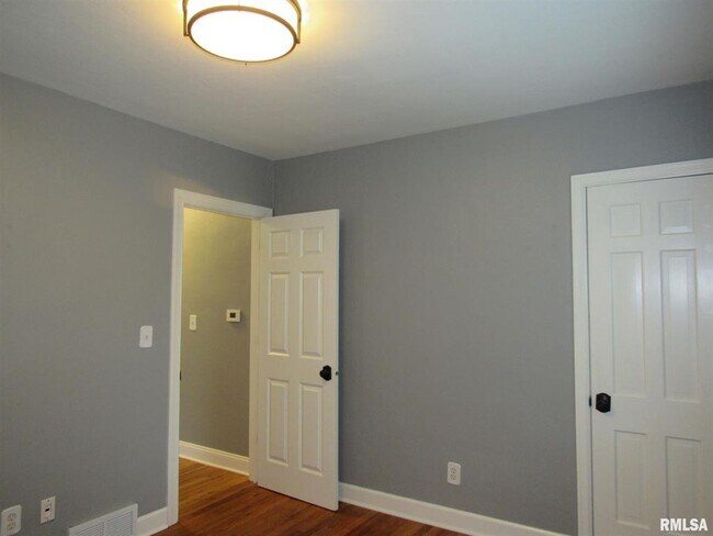 Building Photo - 1126 W Lombard St