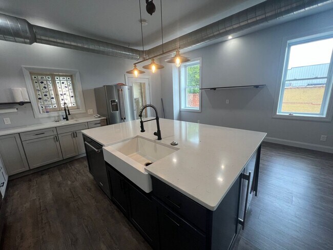 Building Photo - Historic Loft apartment