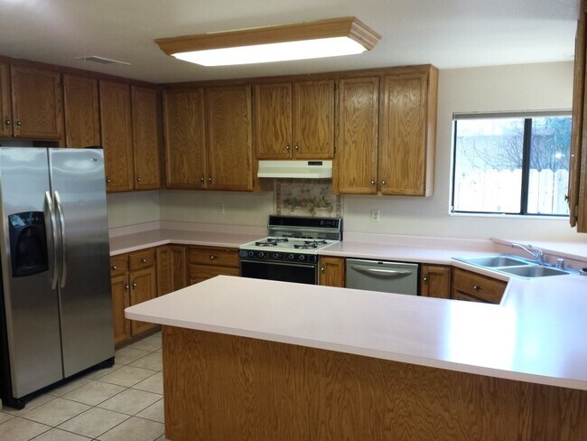 Building Photo - 3 Bedroom Home for Rent in Anderson CA | Large Family Room, 2 Car Garage, Pet Friendly