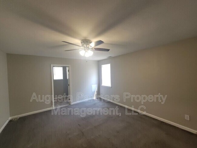 Building Photo - 142 Oakridge Dr