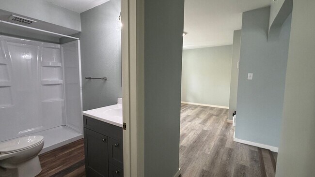 Building Photo - Newly Renovated 1BR | All Utilities Included | Prime Location