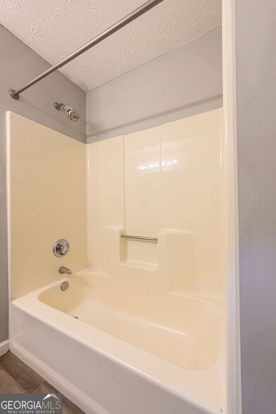 Building Photo - 2100 Whitebluff Way