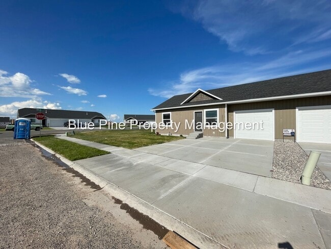 Building Photo - 5844 Wildrose Ave