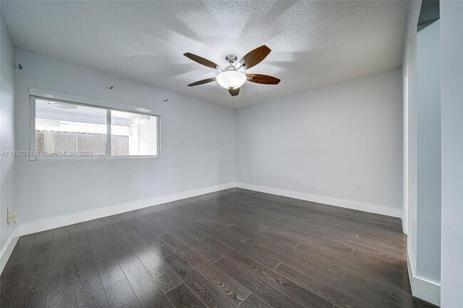 Building Photo - 621 SW 99th Pl