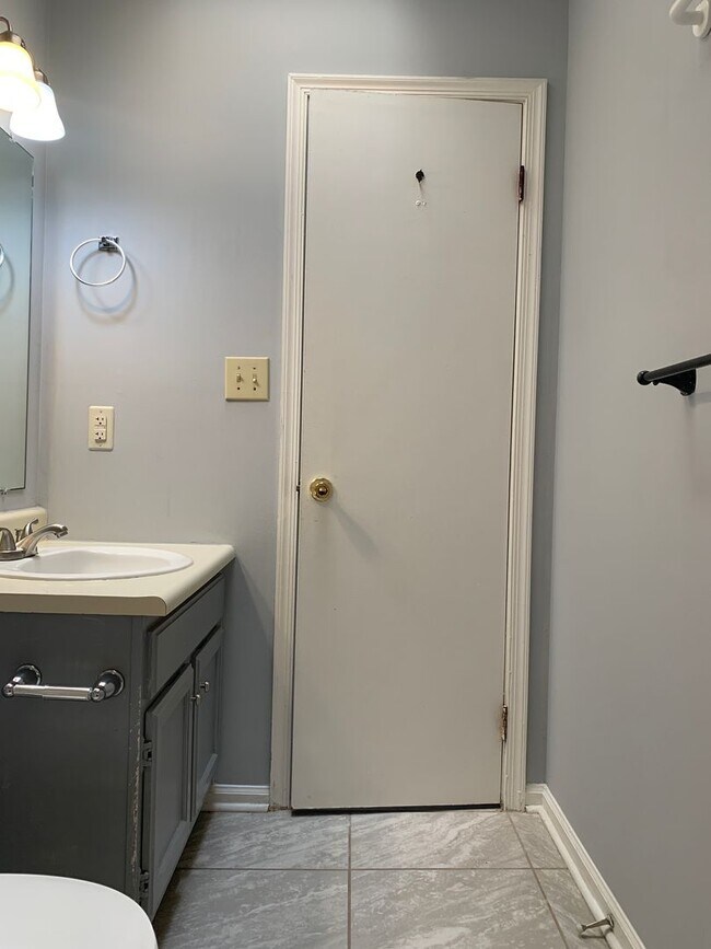 Building Photo - Renovated Townhome Near UNC, Downtown, fle...