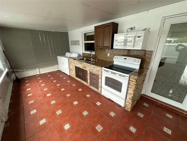 Building Photo - 15640 SW 102nd Pl