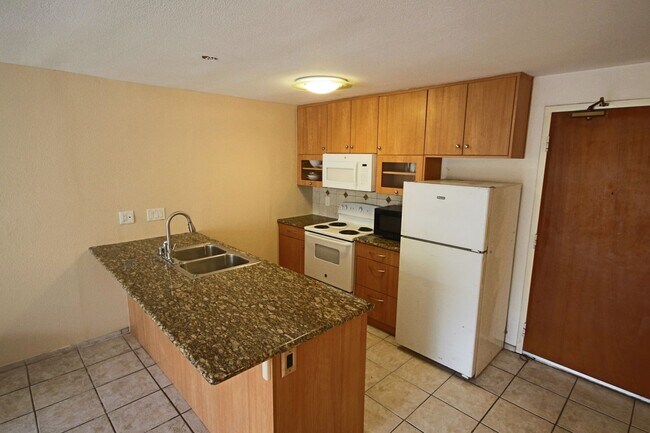 Building Photo - Best Priced 2 Bedroom Condo in the Heart of UTC