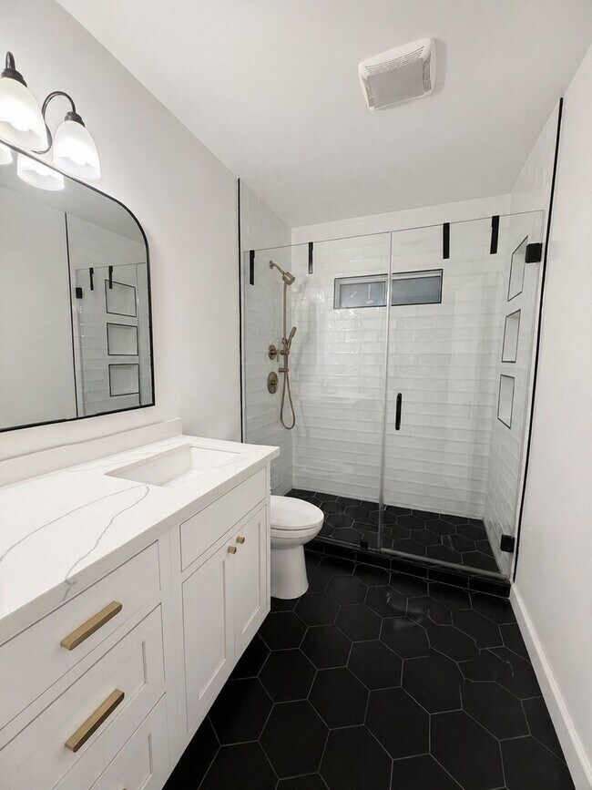 Building Photo - Adorable Home in Land Park Area of Sacramento