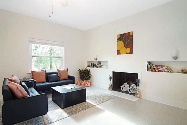 Building Photo - 1647 Lake Ella Dr