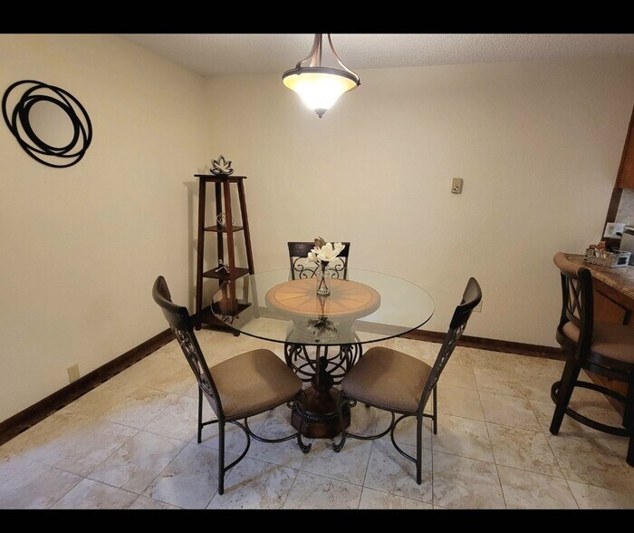 Building Photo - 2011 S Main St