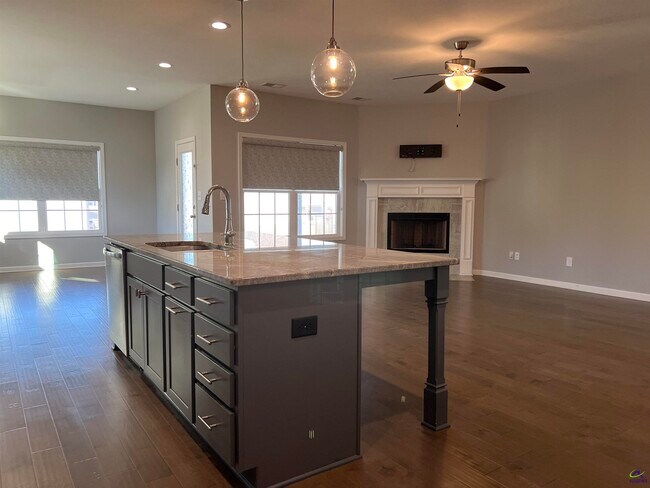 Building Photo - 401 Tivoli Wy