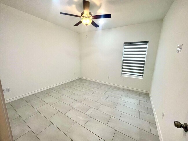 Building Photo - 9905 Kaspar Dr