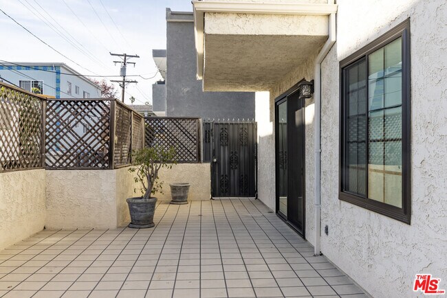 Building Photo - 818 6th St