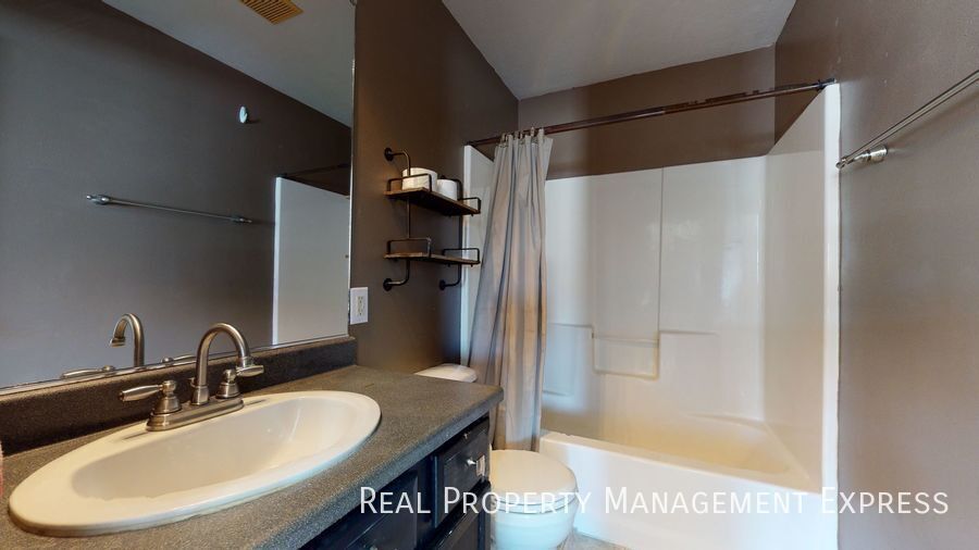 Building Photo - Spacious 4 Bedroom 2 Bath Home with attach...