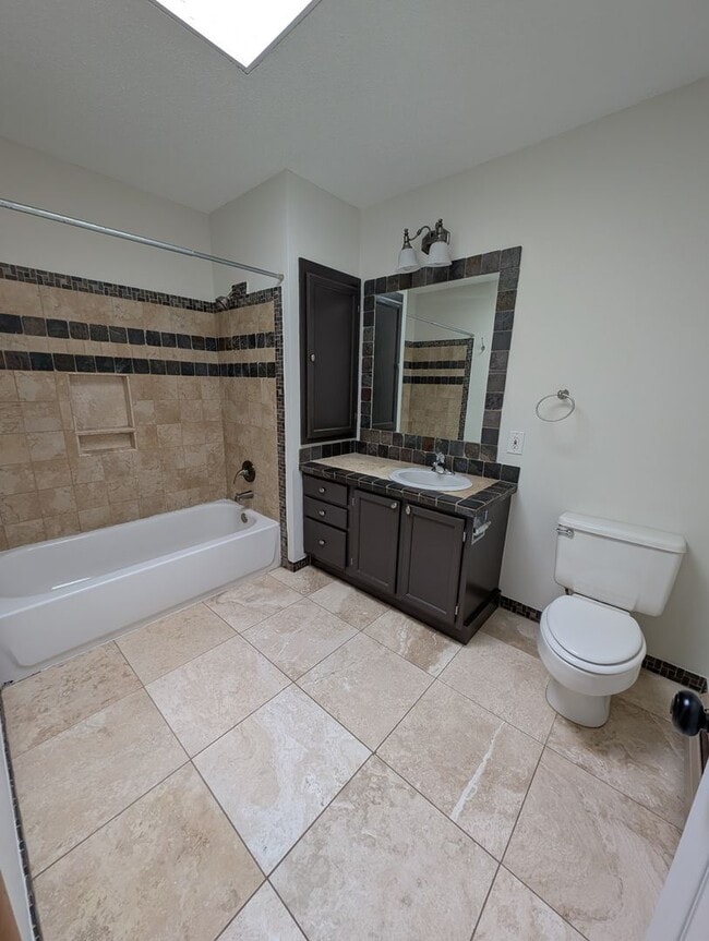 Building Photo - Cute 3 Bedroom Condo w/ Bonus Room - Walki...