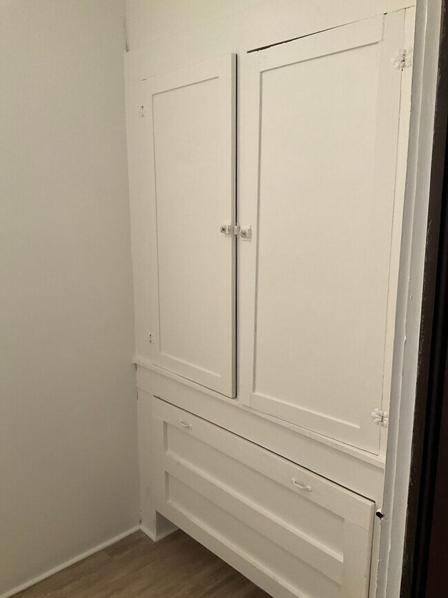 Building Photo - Move In Special Offered! PRICE REDUCED!