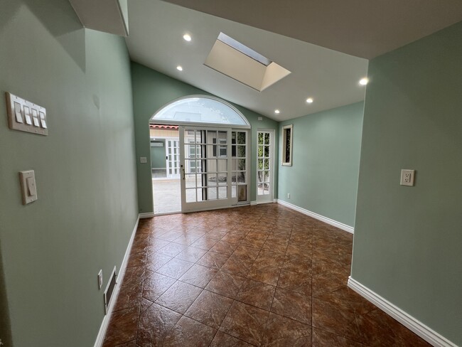 Building Photo - 1650 S Crest Dr