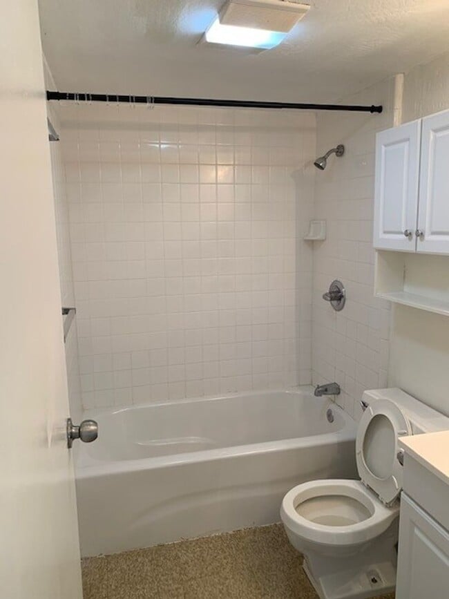 Building Photo - Hokuahi Apts - 2 Bedroom 1 Bath Unit w/ 1 ...
