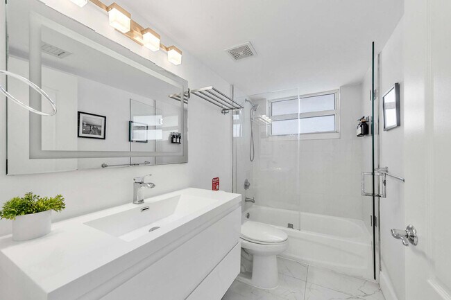 Building Photo - 1200 Brickell Bay Dr