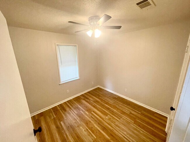 Building Photo - 2 Bed, 1 Bath Available for Rent in Brandon!