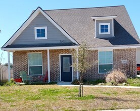 Building Photo - 4 bed,4 bath House available Jan 2nd 2026