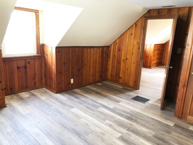 Building Photo - 1011 E 16th St