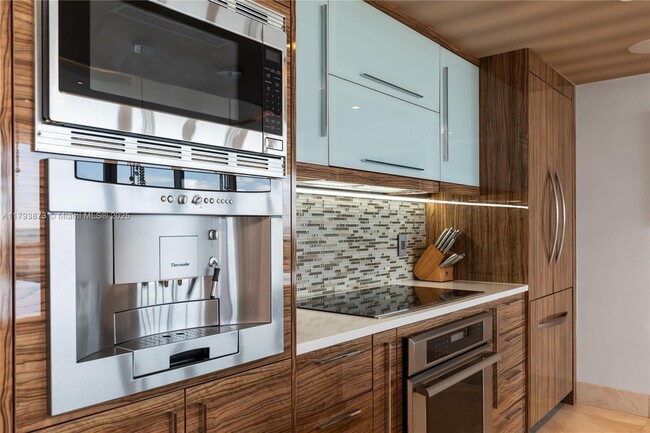 Building Photo - 5875 Collins Ave