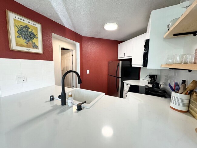 Building Photo - Updated, light flooded corner 1 bedroom 1 bath condo in Madison Valley