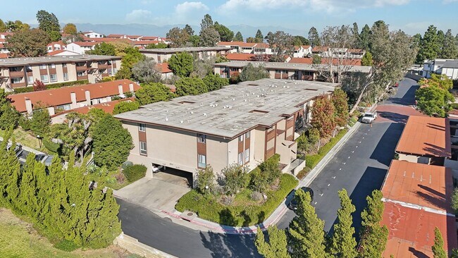 Building Photo - Upstairs Bright 2 bedroom Condo