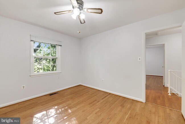 Building Photo - 8208 Gainsborough Ct W