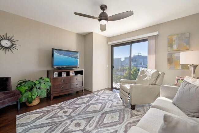 Building Photo - Move-In Ready 2BR/2BA Condo in Prime Cortez Hill Location!