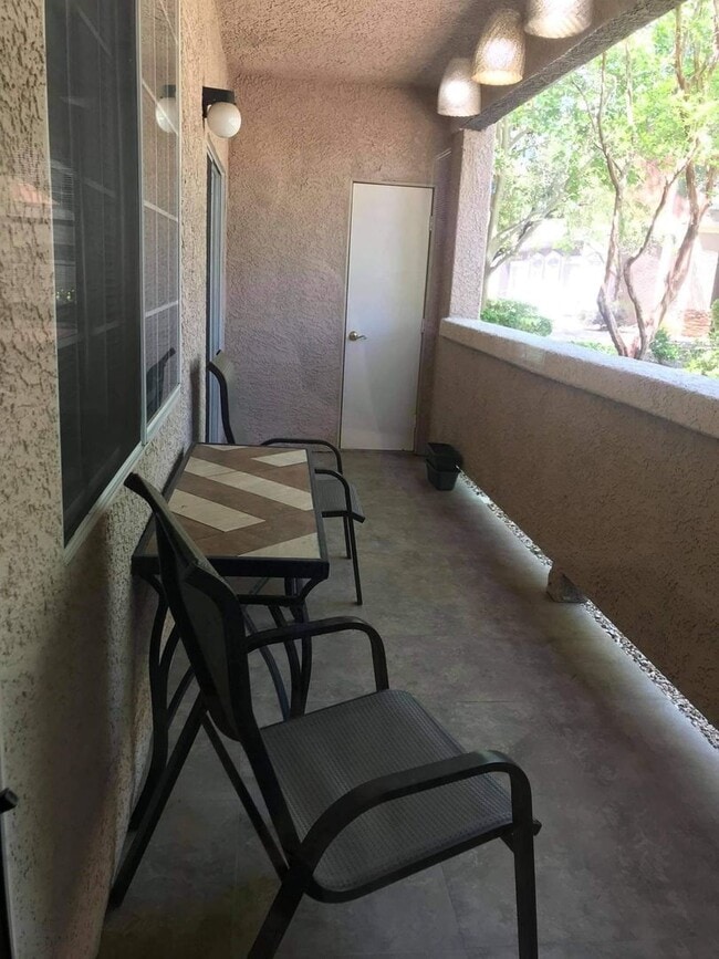 Building Photo - 3 bed, 2 bath, 2 car garage townhouse for ...