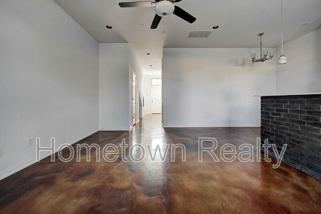 Building Photo - 459 S Fretz Ave