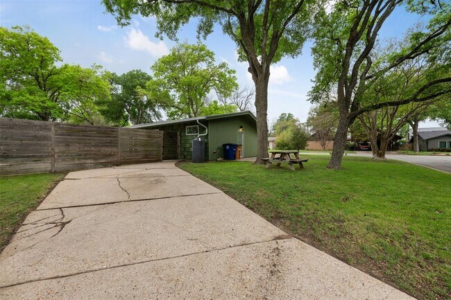 Building Photo - 2314 Westforest Dr