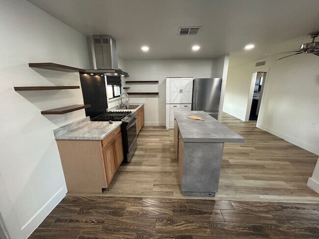 Building Photo - 2324 S Sallee St