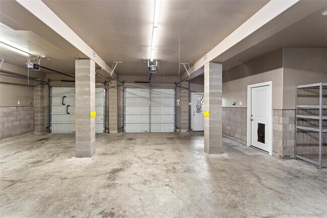 Building Photo - 4525 Beacon Hill Dr