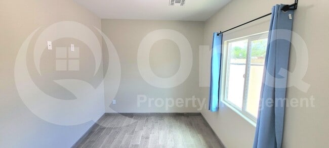 Building Photo - 972 W Silverlake Rd