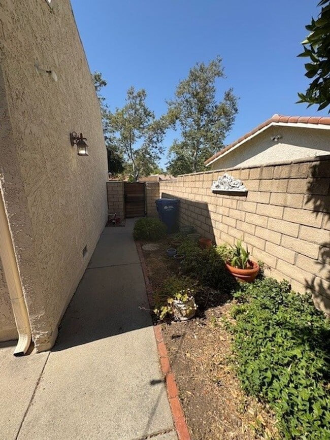 Building Photo - Tranquil Single-Story Townhome in Northshore
